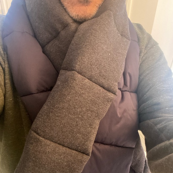 Banana Republic “Down” Poly filled scarf Navy/Grey - Picture 2 of 10